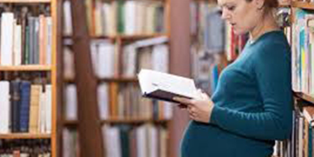 Impact grossesse étudiantes : concilier maternité et études.