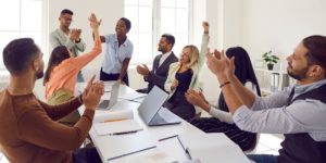 Efficacité au travail dans une ambiance de joie