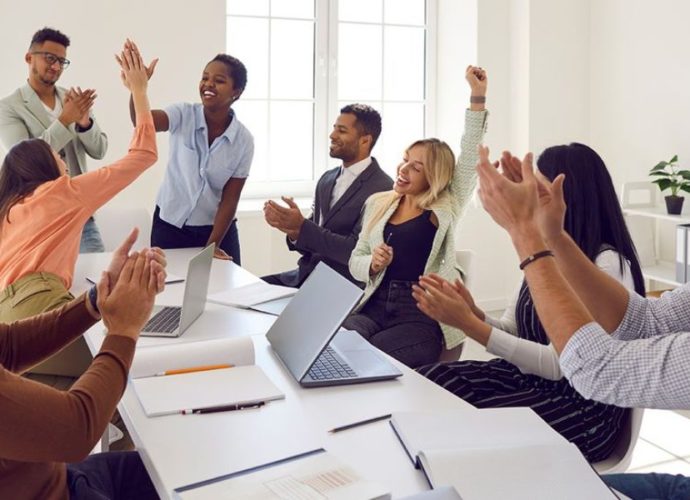 Efficacité au travail dans une ambiance de joie