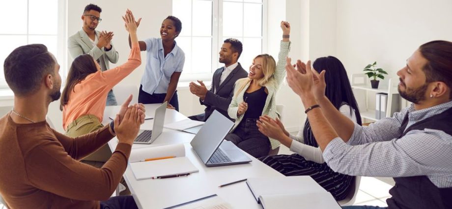 Efficacité au travail dans une ambiance de joie