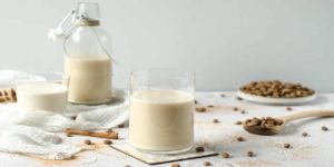 Image informative: Une boisson bienfaisante. bouteille de lait de souchet avec quelques grains de souchet