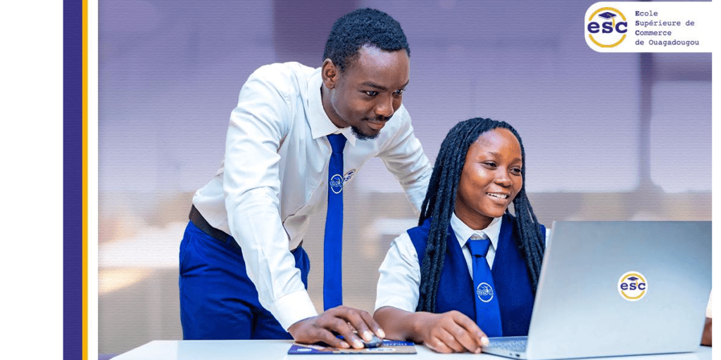 Étudiants de l’ESC Ouagadougou en train d’étudier dans le cadre d’une formation pratique.
