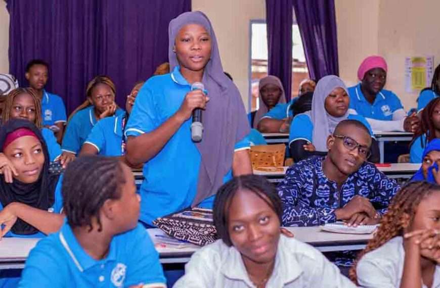 Étudiante intervenant en classe à l’ESC Ouagadougou pendant un cours avec des étudiants en formation de commerce.