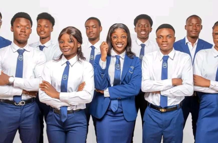 Étudiants de ESC Ouagadougou en uniforme