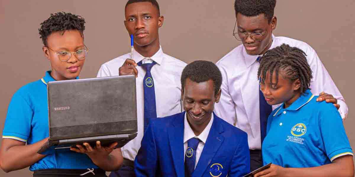 Étudiants de ESC en formation dans une école de commerce spécialisée dans le management et le leadership des futurs professionnels.